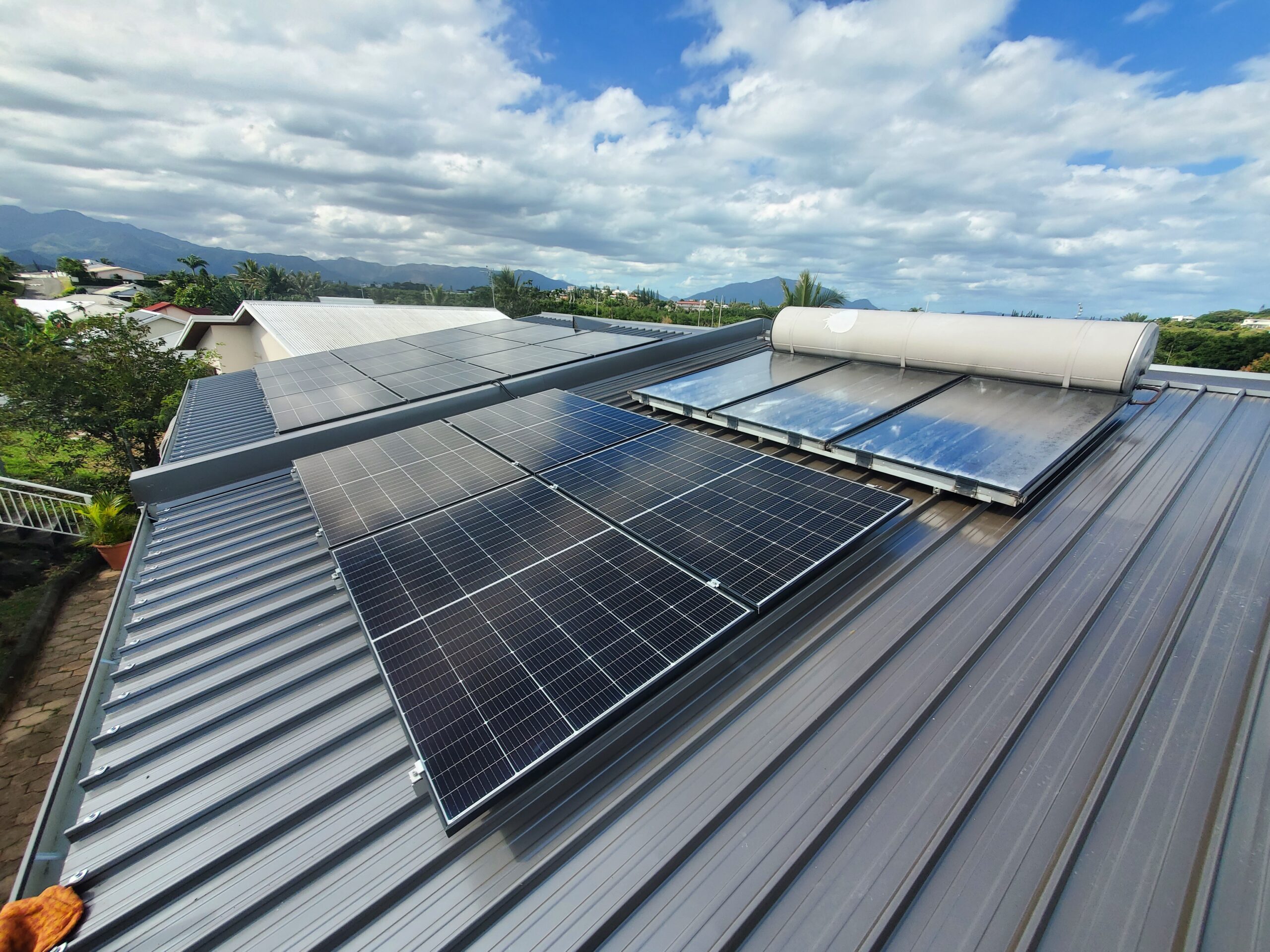 Installation de panneaux solaires sur une maison en Nouvelle-Calédonie