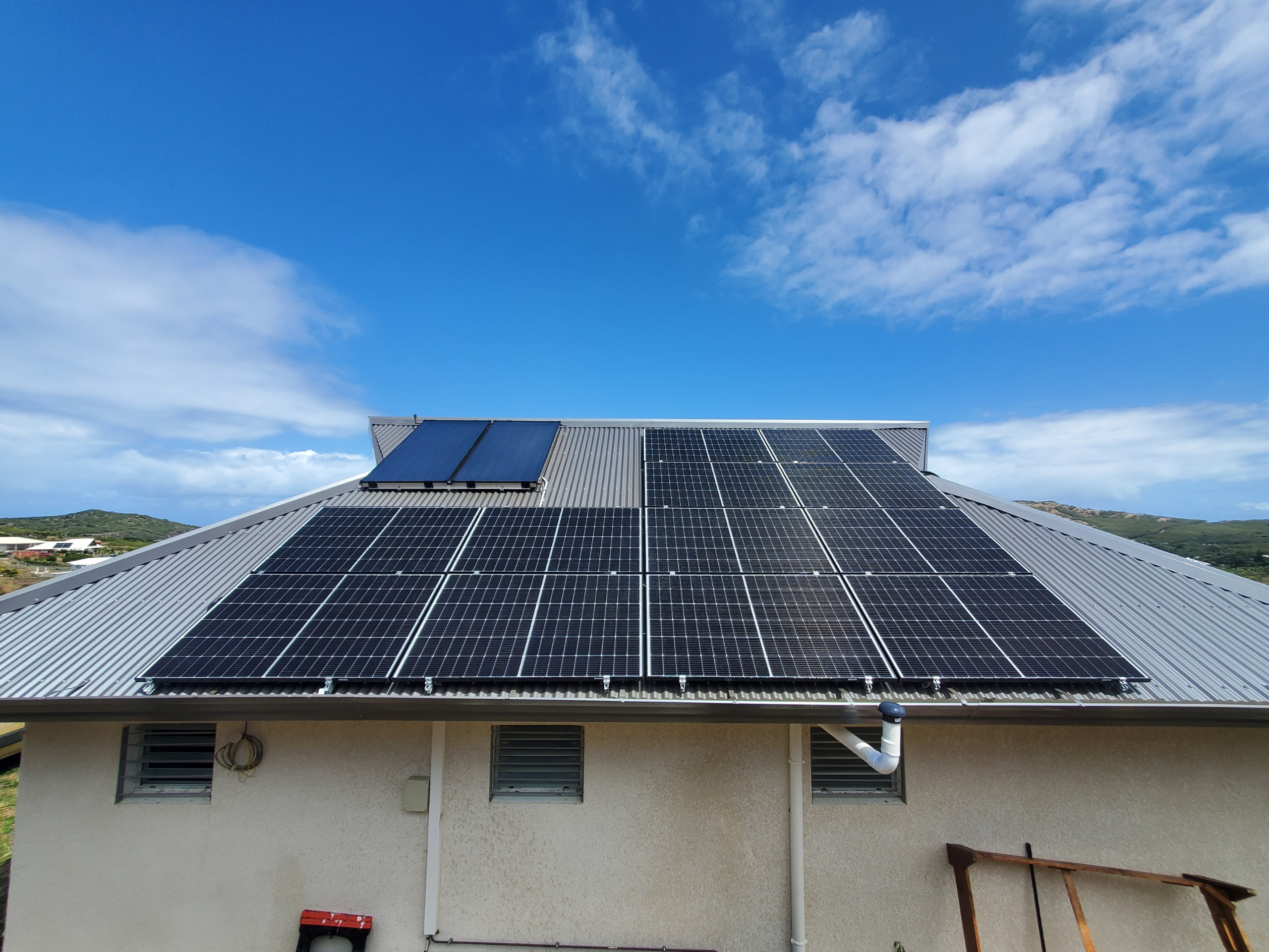 Installation de panneaux solaires sur bâtiment professionnel en Nouvelle-Calédonie