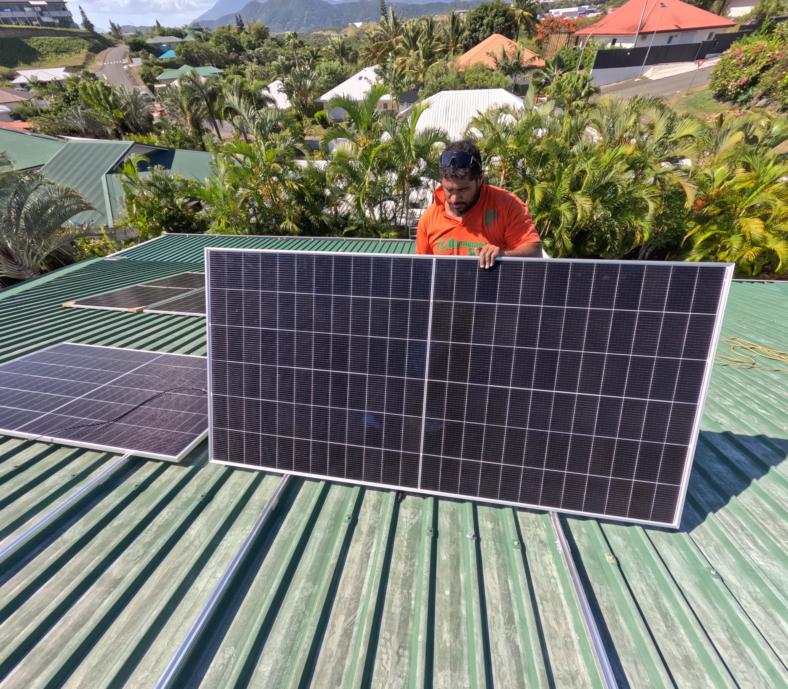 Techniciens installant des panneaux solaires en Nouvelle-Calédonie