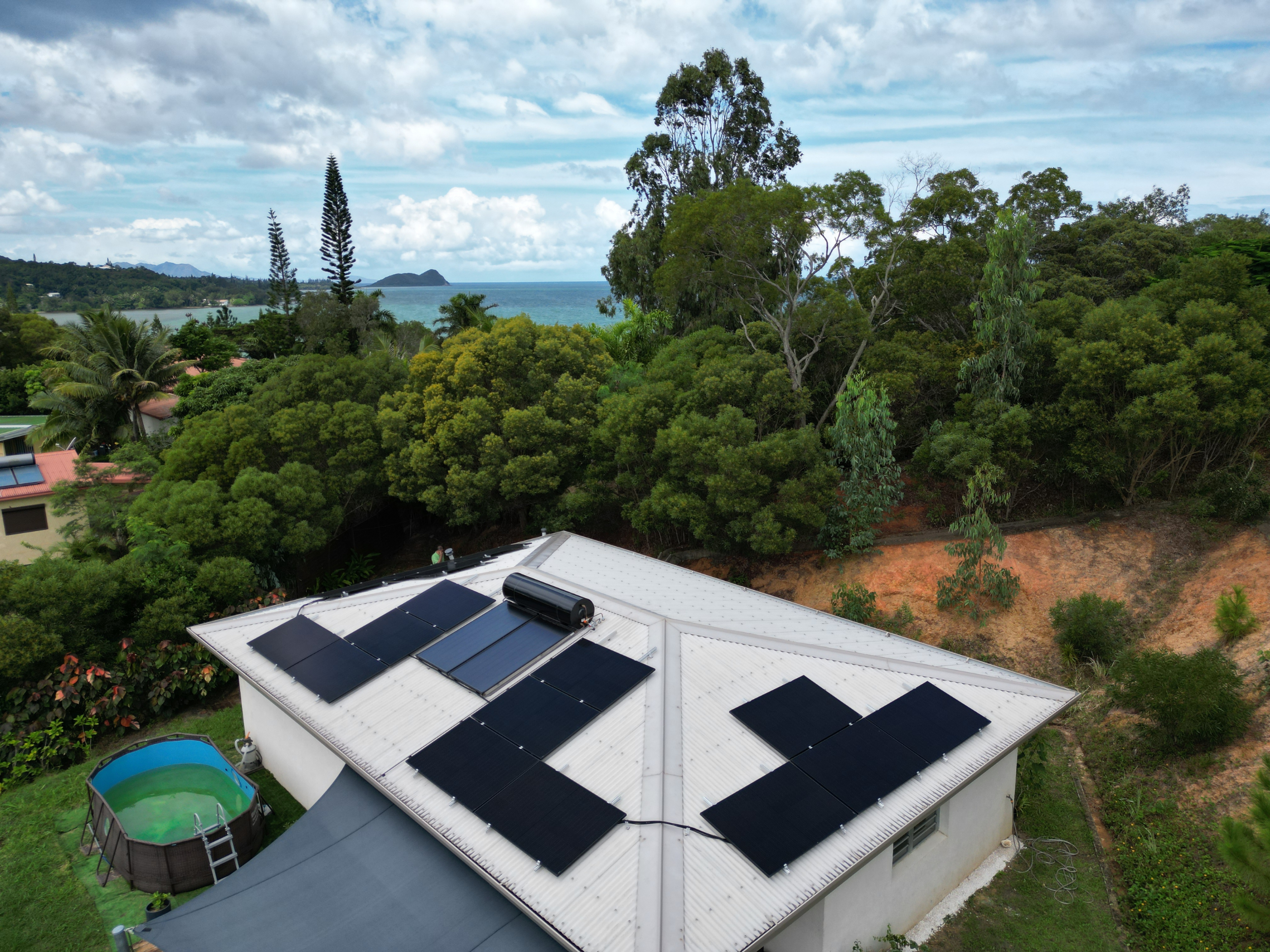 Installation de panneaux solaires sur maison en Nouvelle-Calédonie